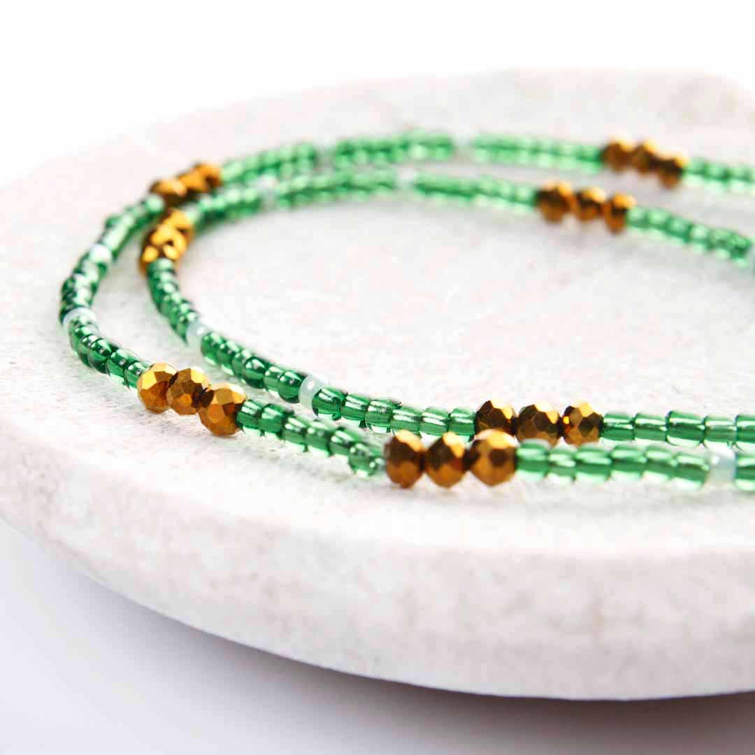 Emerald and Pearl Sunset Beaded Ankle Bracelet - Handmade Artisan Jewelry - Close Up - Cana Capri